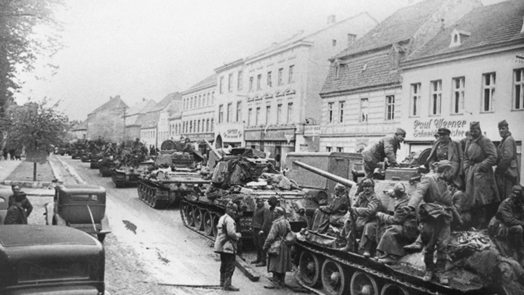 1945 г. Советские танки идут на Берлин.