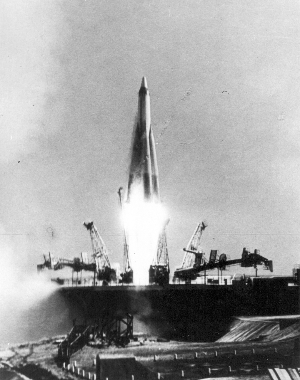 Испытательный пуск первой в мире межконтинентальной баллистической ракеты Р-7.