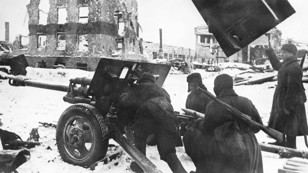 Фото советских бойцов, сражающихся зимой.