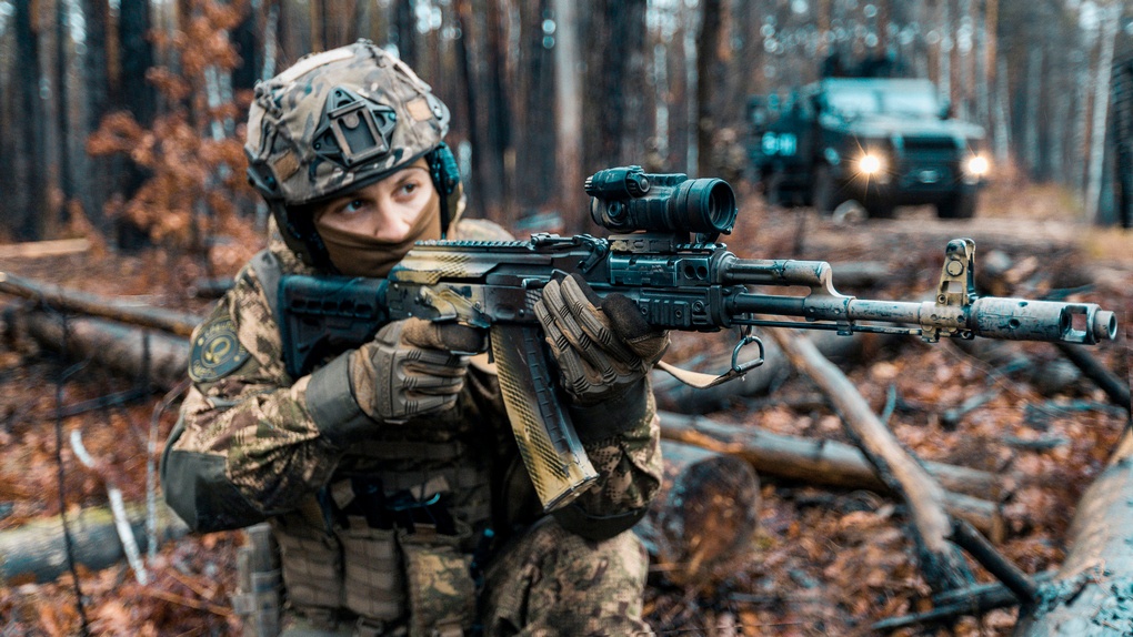 Солдат ВСУ с автоматом Калашникова АК-47.
