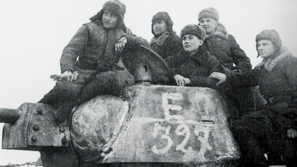 Танкисты 24-го ТК на броне танка Т-34.