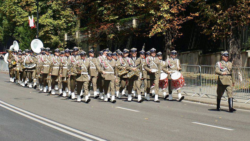 Польские войска маршируют на параде.