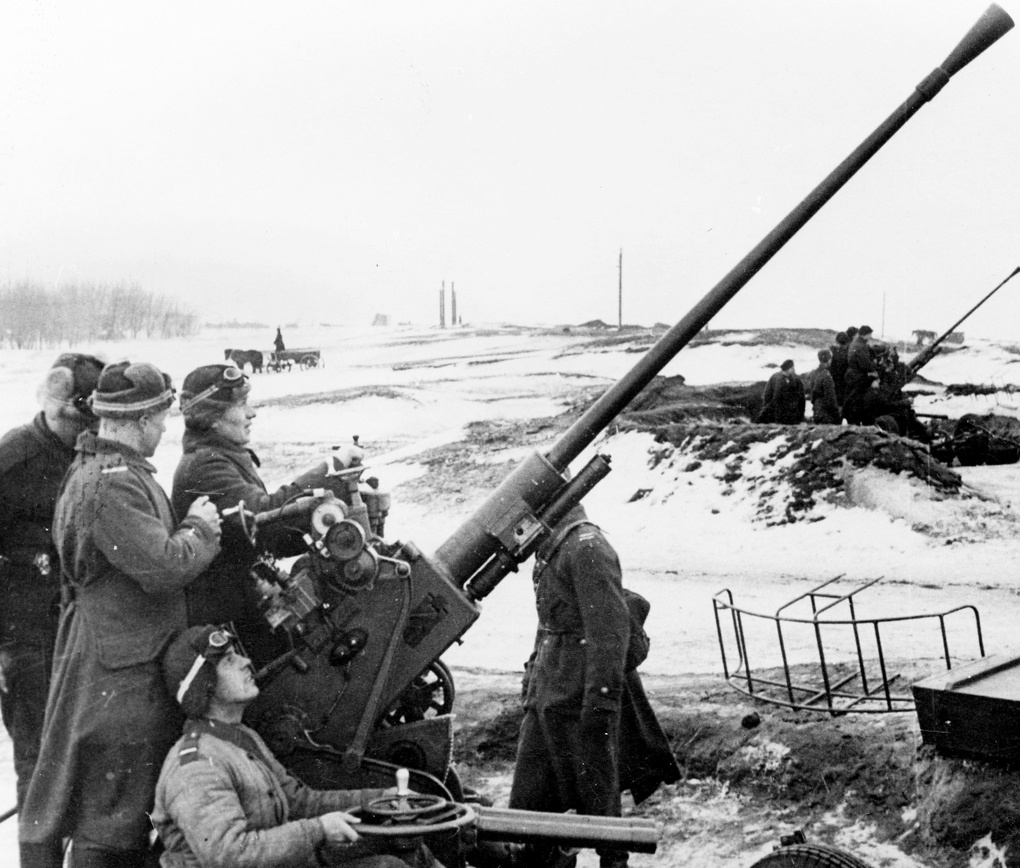 Расчет 37-мм зенитных пушек в бою.