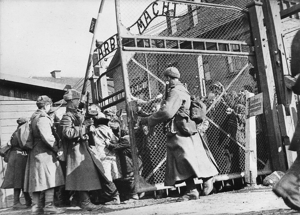 Советские солдаты открывают ворота Освенцима.