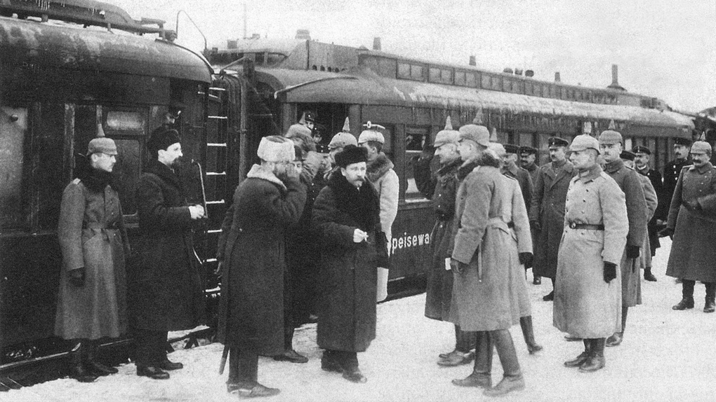 Встреча немцами советской делегации на вокзале в Брест-Литовске.