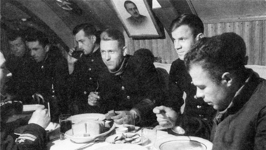 Обед в кают-кампании советской подводной лодки К-22.