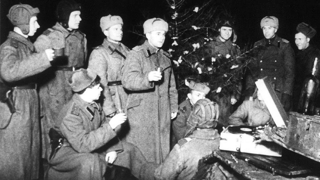 Солдаты на фронте встречают Новый год.