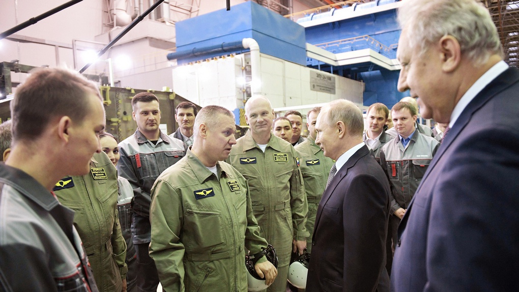 Во время беседы с работниками Казанского авиационного завода имени С.П.Горбунова.