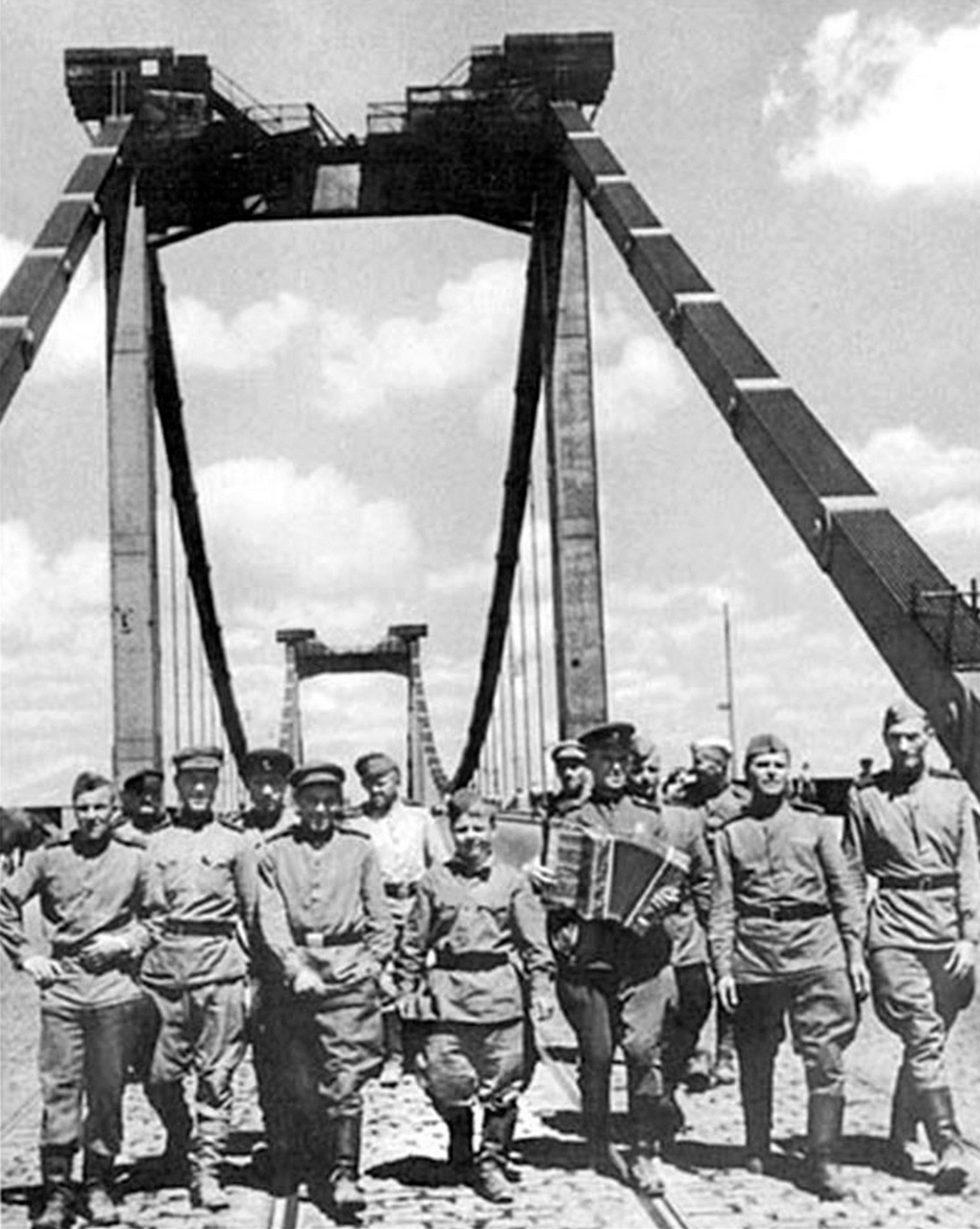 Советские воины на Имперском мосту в Вене.