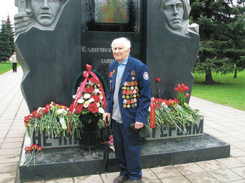 Георгий Ромащенко у воинского мемориала в Солнечногорске.