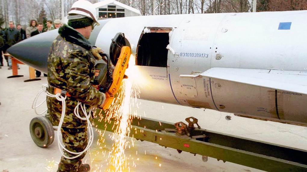Разрезка первой ракеты Х-22 на украинской авиабазе «Озёрное».
