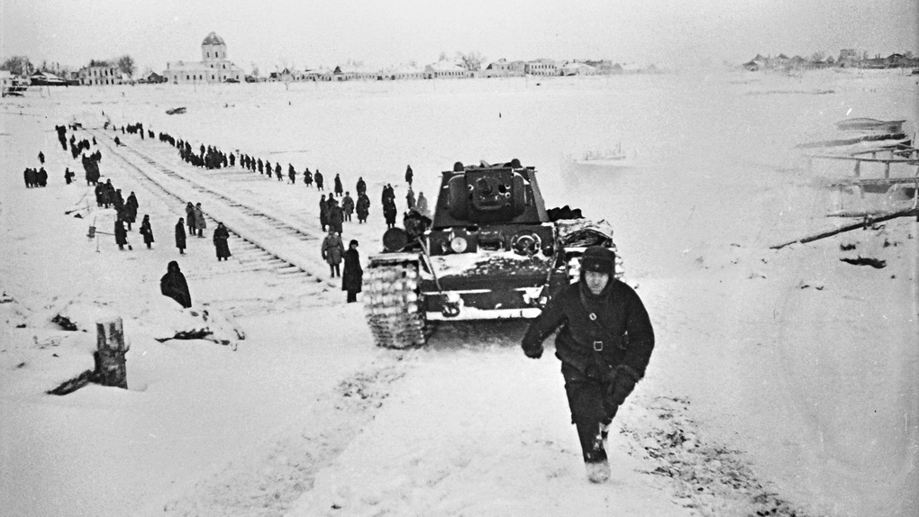 Танк КВ-1 8-й танковой бригады на переправе через Волгу в Калинине.
