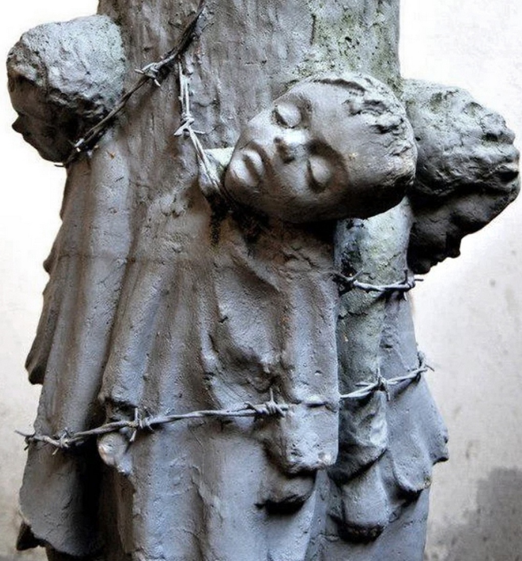 Памятник Волынской резне в Польше, созданный по мотивам известного фото.