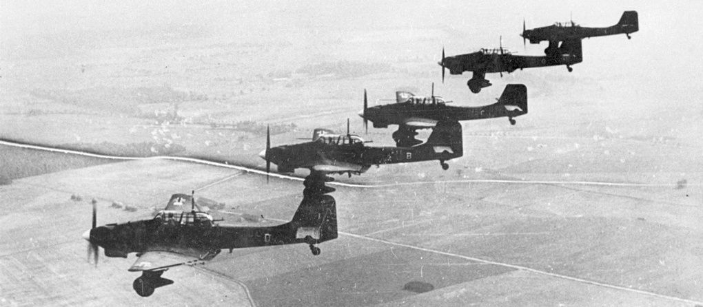 Нескольких летящих бомбардировщиков «Юнкерс» Ю-87.