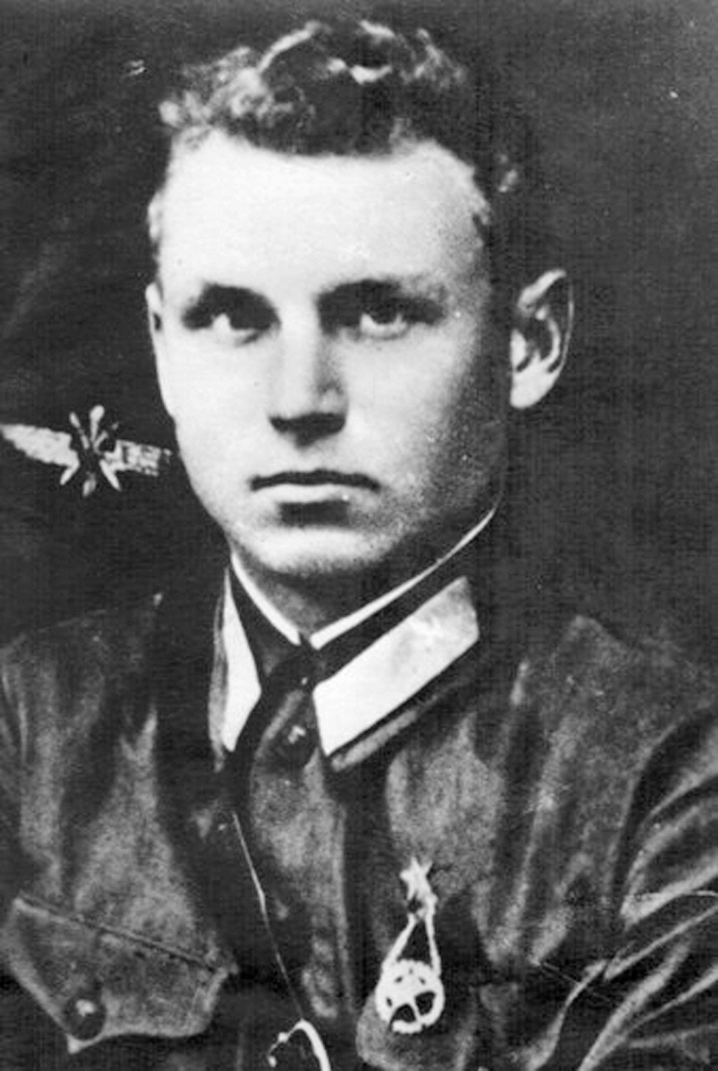 Старший лейтенант Герой Советского Союза Александр Константинович Горовец.