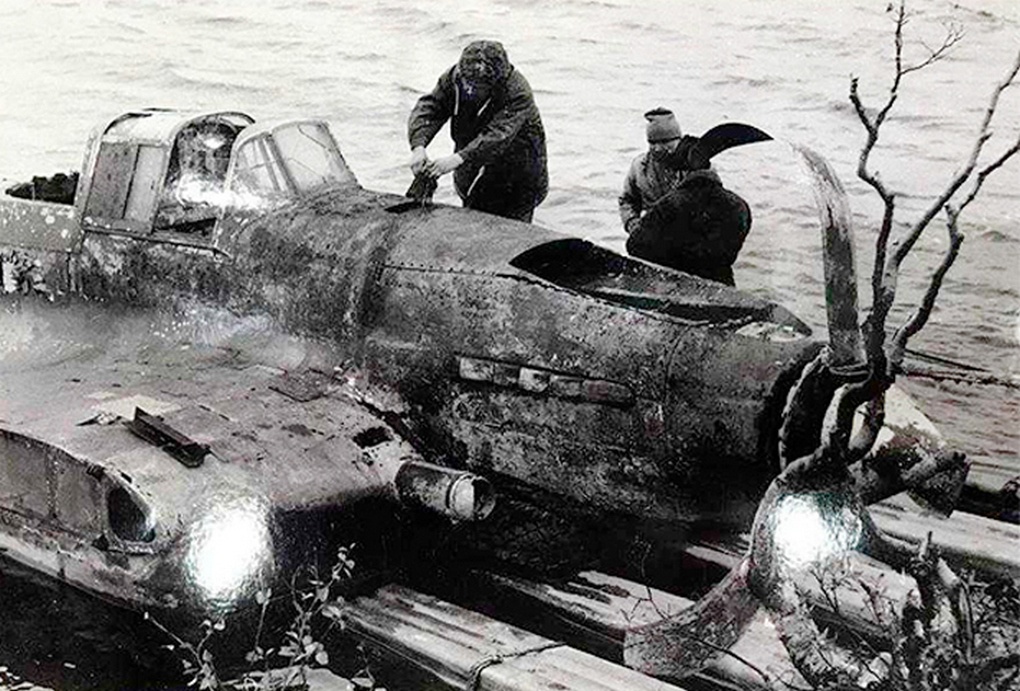 Подъем затонувшего на озере Ил-2.
