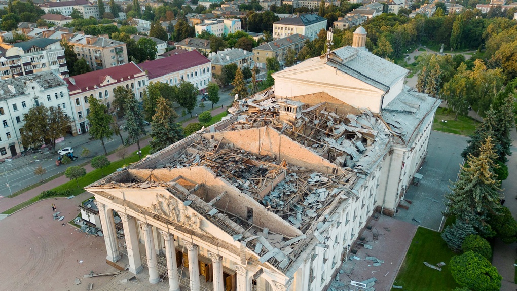 Вид на здание Черниговского областного театра сразу после ракетного удара 19 августа.