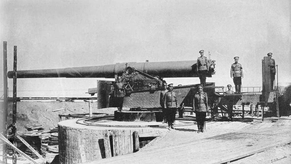 Николай II в сопровождении военных у артиллерийского орудия на Рифской батарее. Кронштадт.