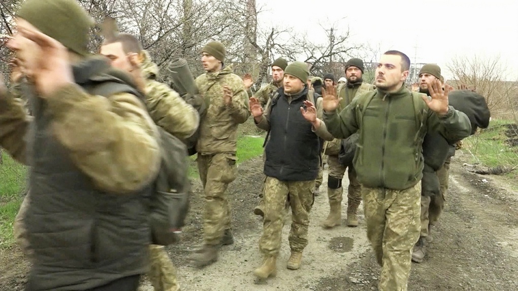 Украинские военные с поднятыми руками сдаются.