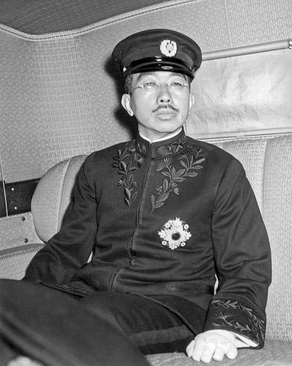 Император Хирохито (1945 год).