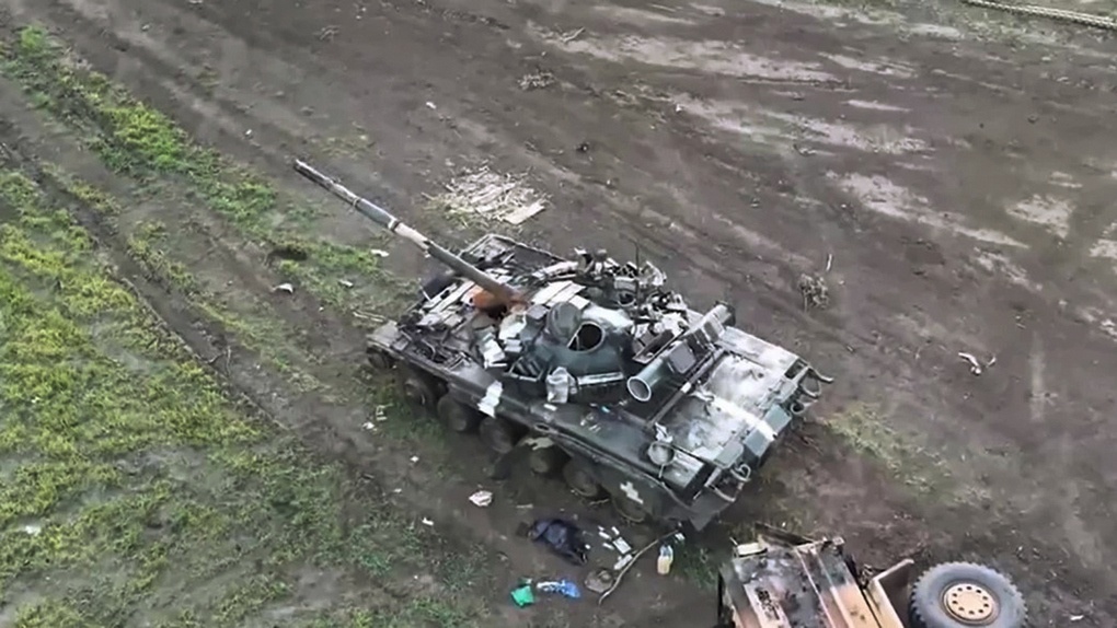 Танк ВСУ был уничтожен точным ударом FPV-дрона на ходу.