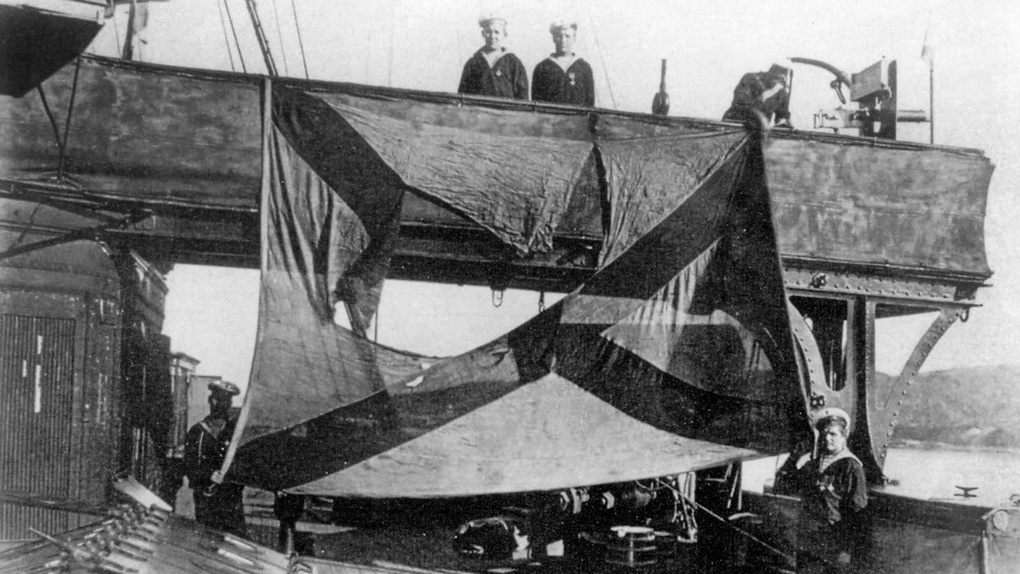 Кормовой флаг крейсера «Громобой» после боя с японцами в Корейском проливе.