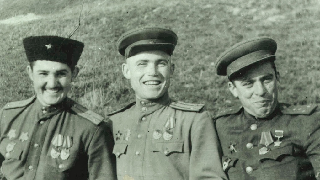 В.И. Варенников (слева) с однополчанами. Река Одер, 1945 год.