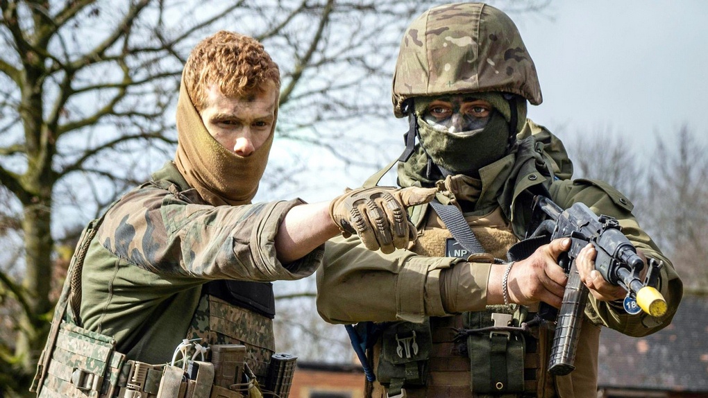 Украинский солдат вместе с иностранным инструктором.