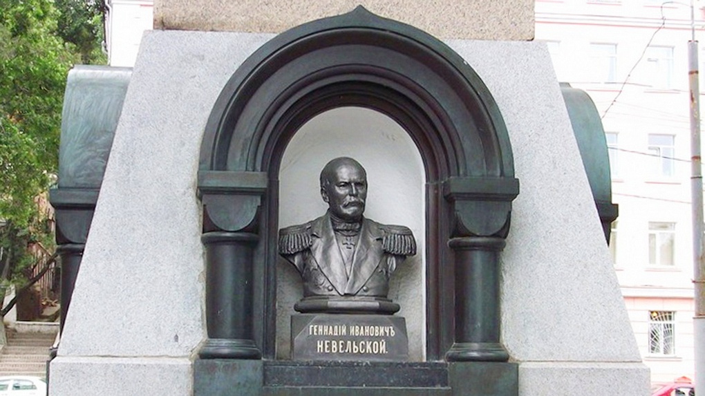 Памятник адмиралу Г. И. Невельскому во Владивостоке.