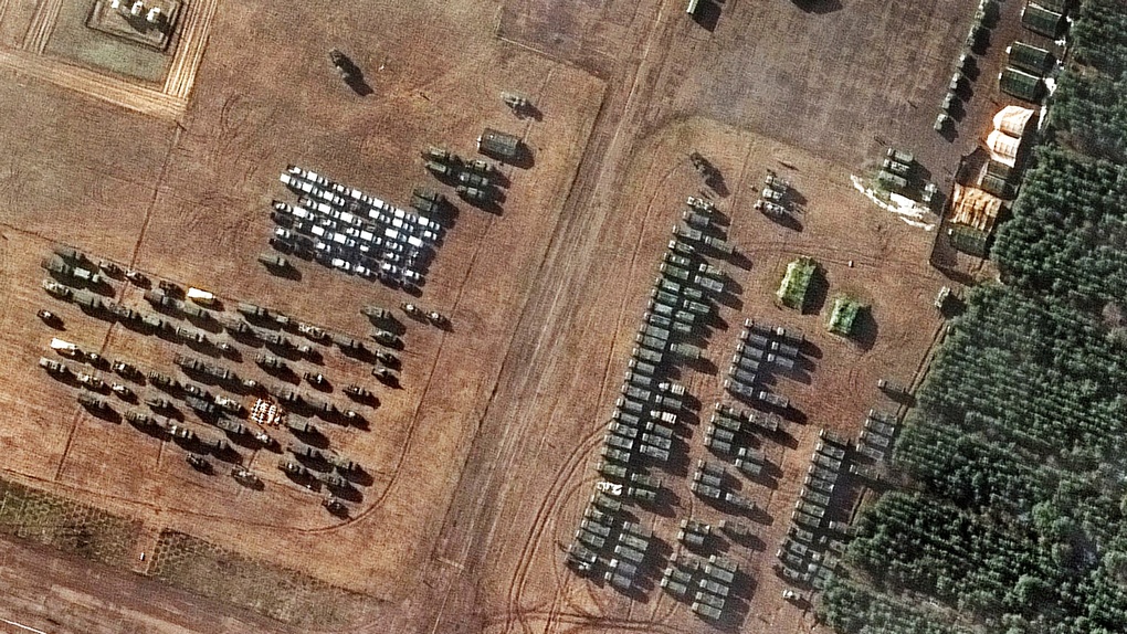 Снимок скопления боевой техники со спутника.