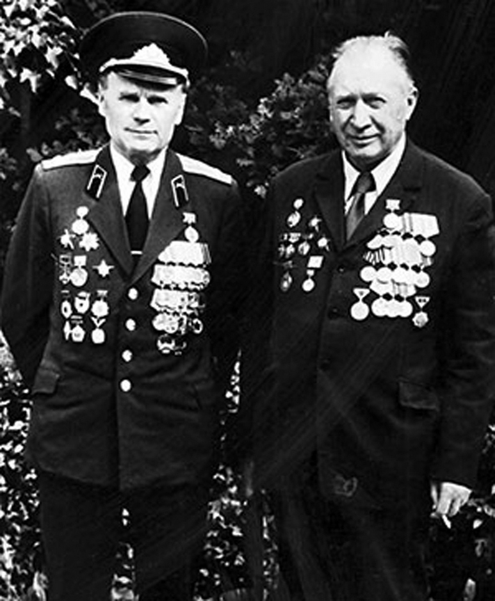 Иван Шалов (слева) и наводчик его орудия Яков Прохоров.