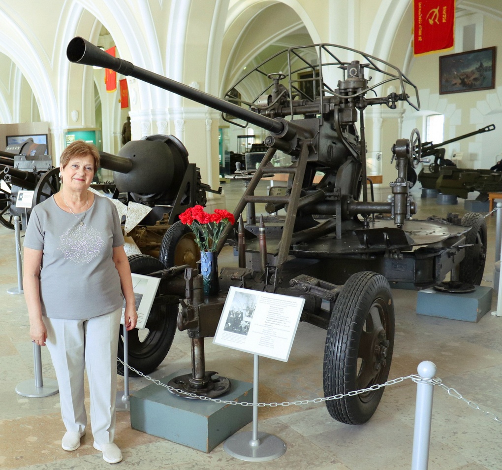 Дочь Ивана Шалова Людмила в музее у орудия отца.