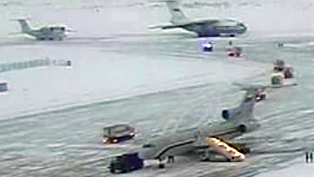 Посадка военнопленных в самолёт Ил-76.