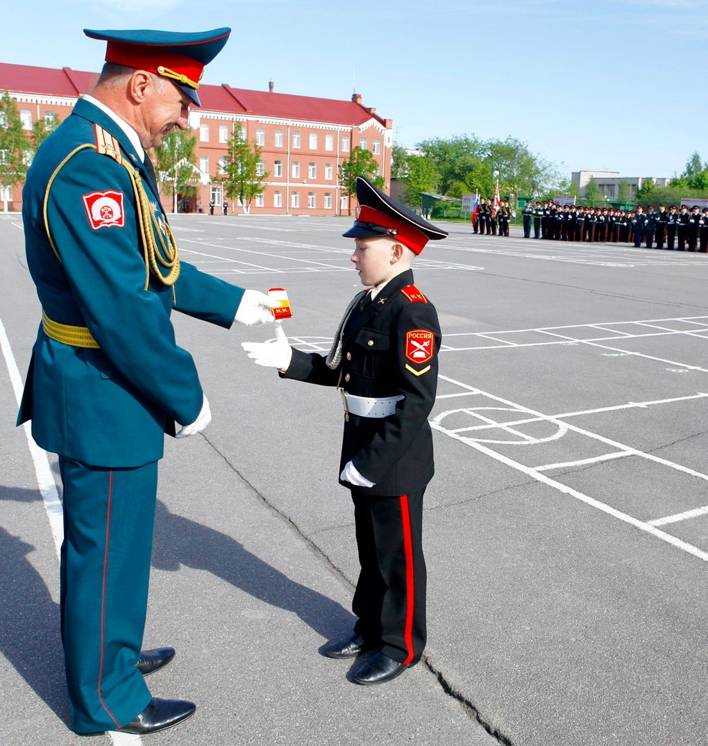 Погоны вице-сержанта вручает начальник Санкт-Петербургского КВК Иван Царев.