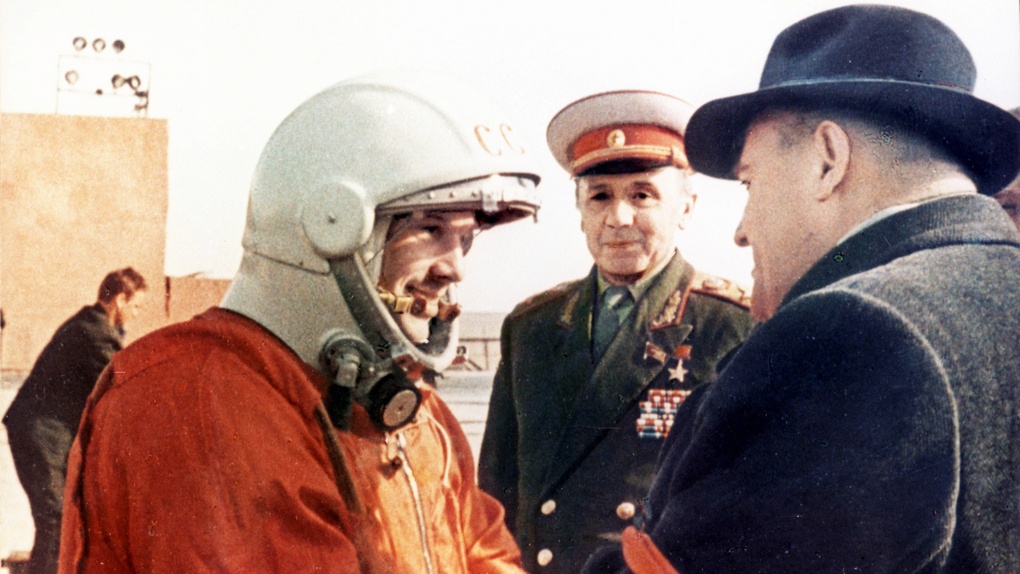 Перед полётом рядом с ним Сергей Павлович Королёв и Кирилл Семёнович Москаленко.
