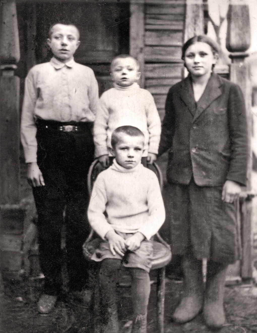 Маленький Юра Гагарин (внизу) с сестрой и братьями.
