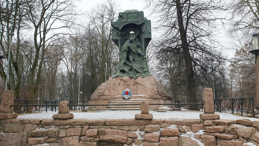 Памятник команде «Стерегущего» в Санкт-Петербурге.