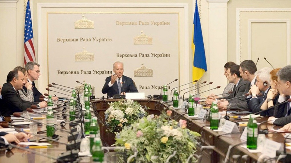 Джо Байден председательствует на совещании украинского руководства 22 апреля 2014 г.