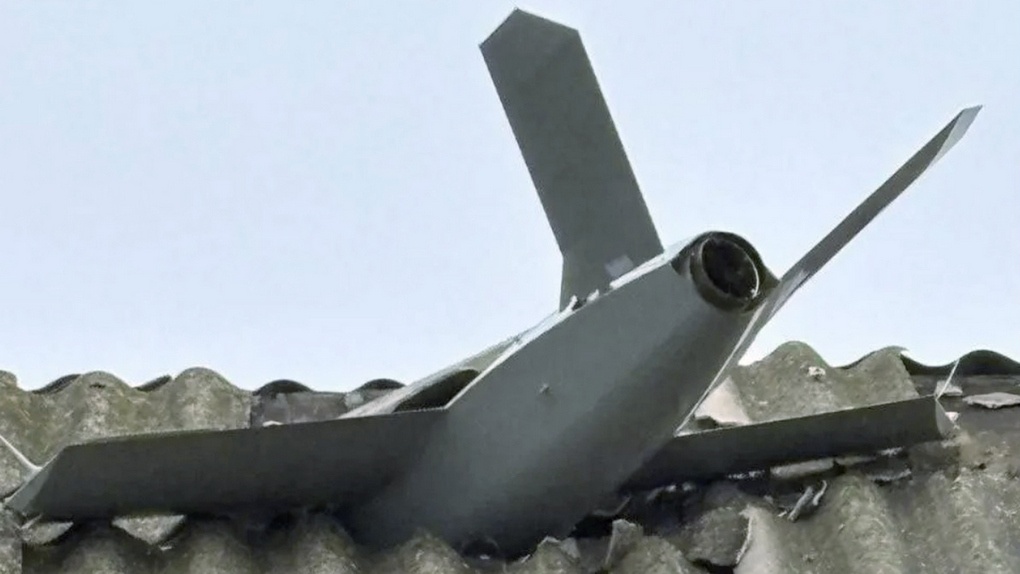 Предположительно БЛА-камикадзе UJ-25, упавший на крышу жилого дома в России.
