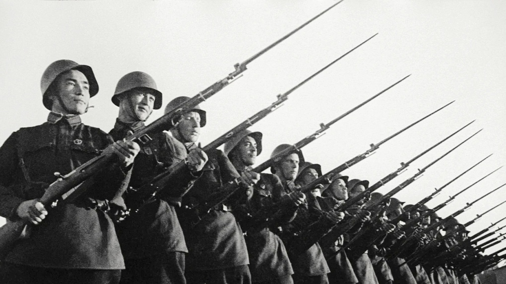 Советские снайперы Великой Отечественной с винтовкой Мосина.