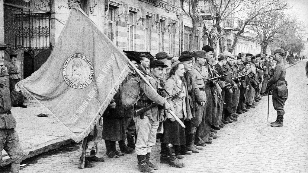 Партизаны в центре освобождённого Симферополя.