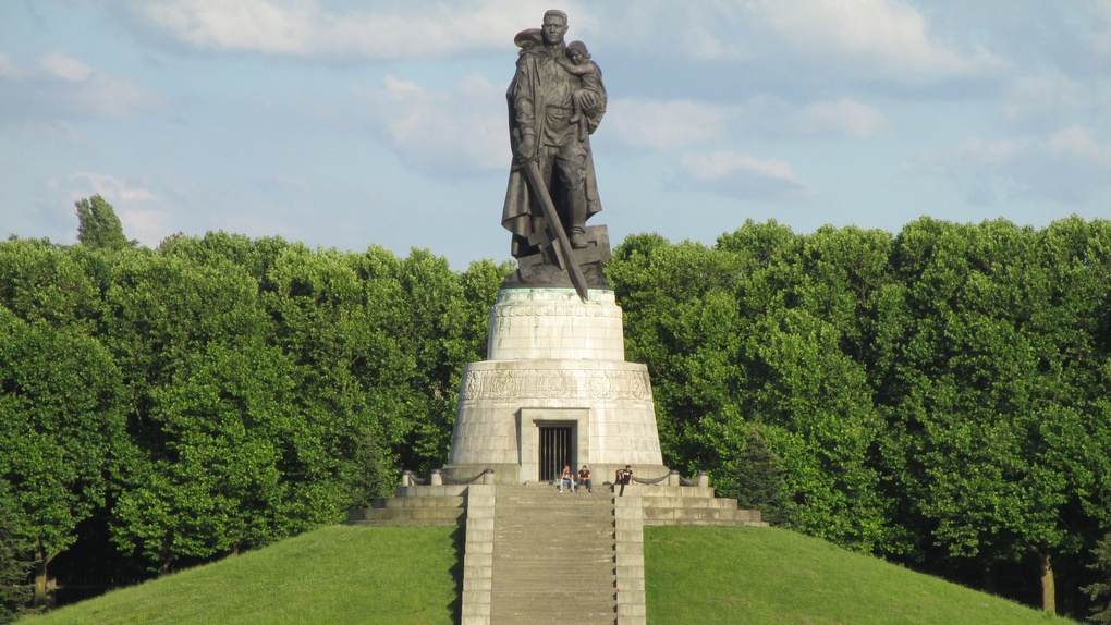 Памятник советскому воину-освободителю в Трептов-парке, Берлин.