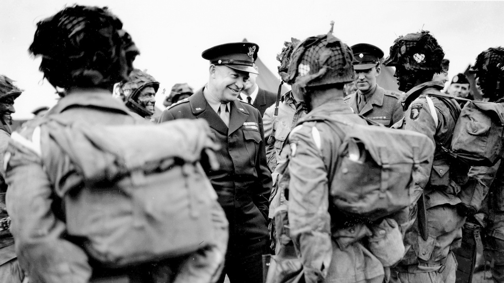 Дуайт Эйзенхауэр беседует с бойцами в Нормандии.
