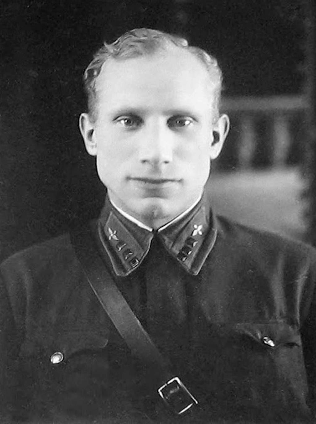 Герой СССР летчик 46-го истребительного авиационного полка старлей Иван Иванович Иванов.