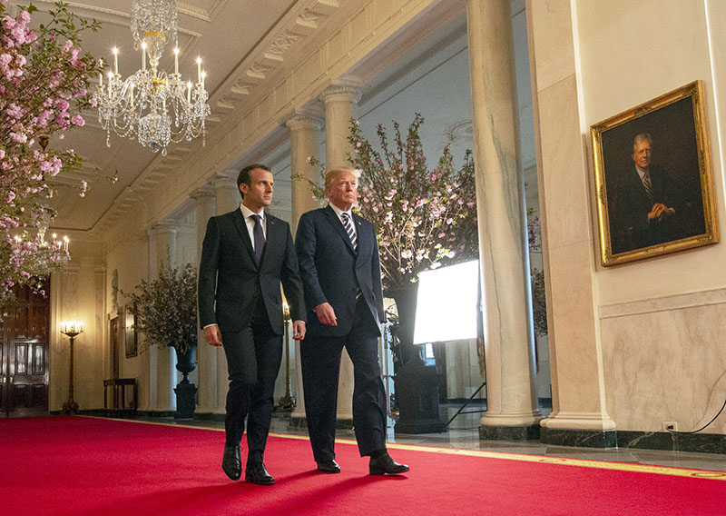 Прогулка Трампа с Макроном по Белому дому.