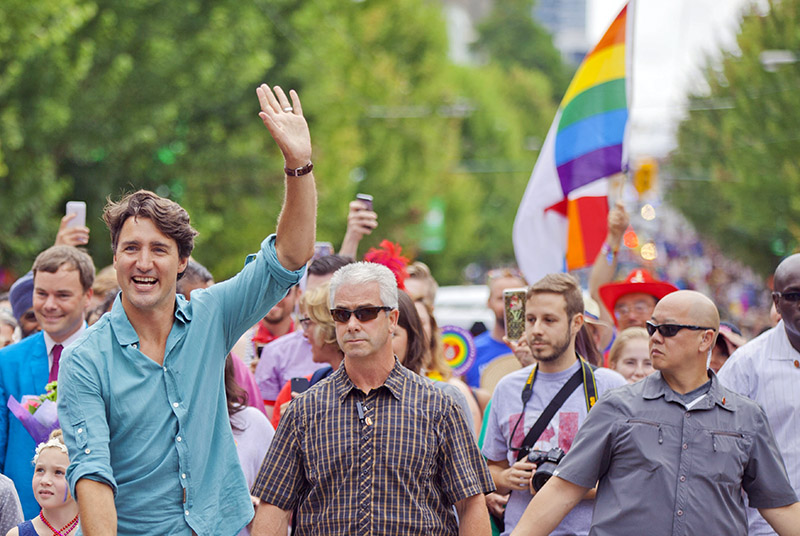 Премьер-министр Канады Джастин Трюдо (слева) на гей-параде.