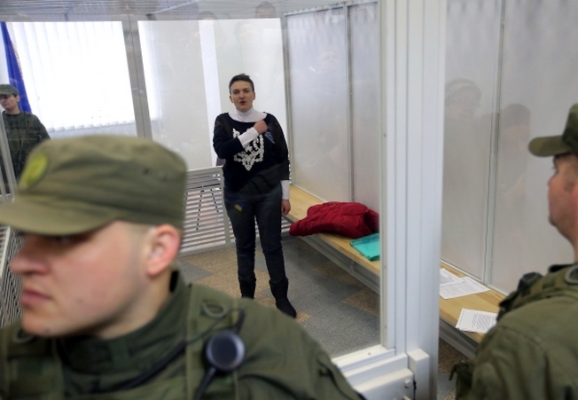 Депутат Верховной рады Украины Надежды Савченко, подозреваемая в подготовке терактов в центре Киева, во время заседания апелляционного суда.