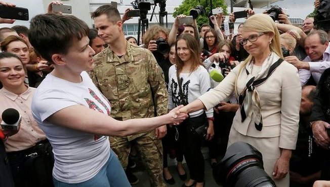 Юлия Тимошенко встречает Надежду Савченко в аэропорту.