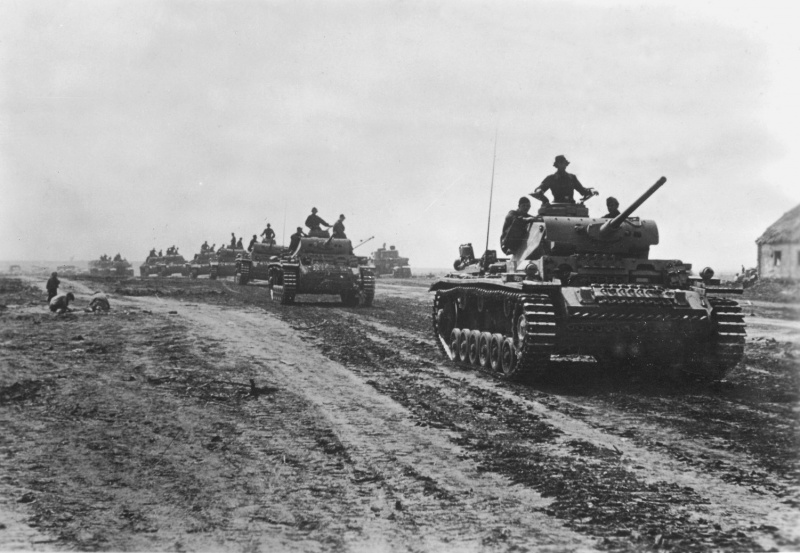Немецкие танки идут на Восток.