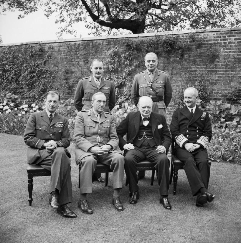 Премьер-министр Черчилль с начальниками штабов.